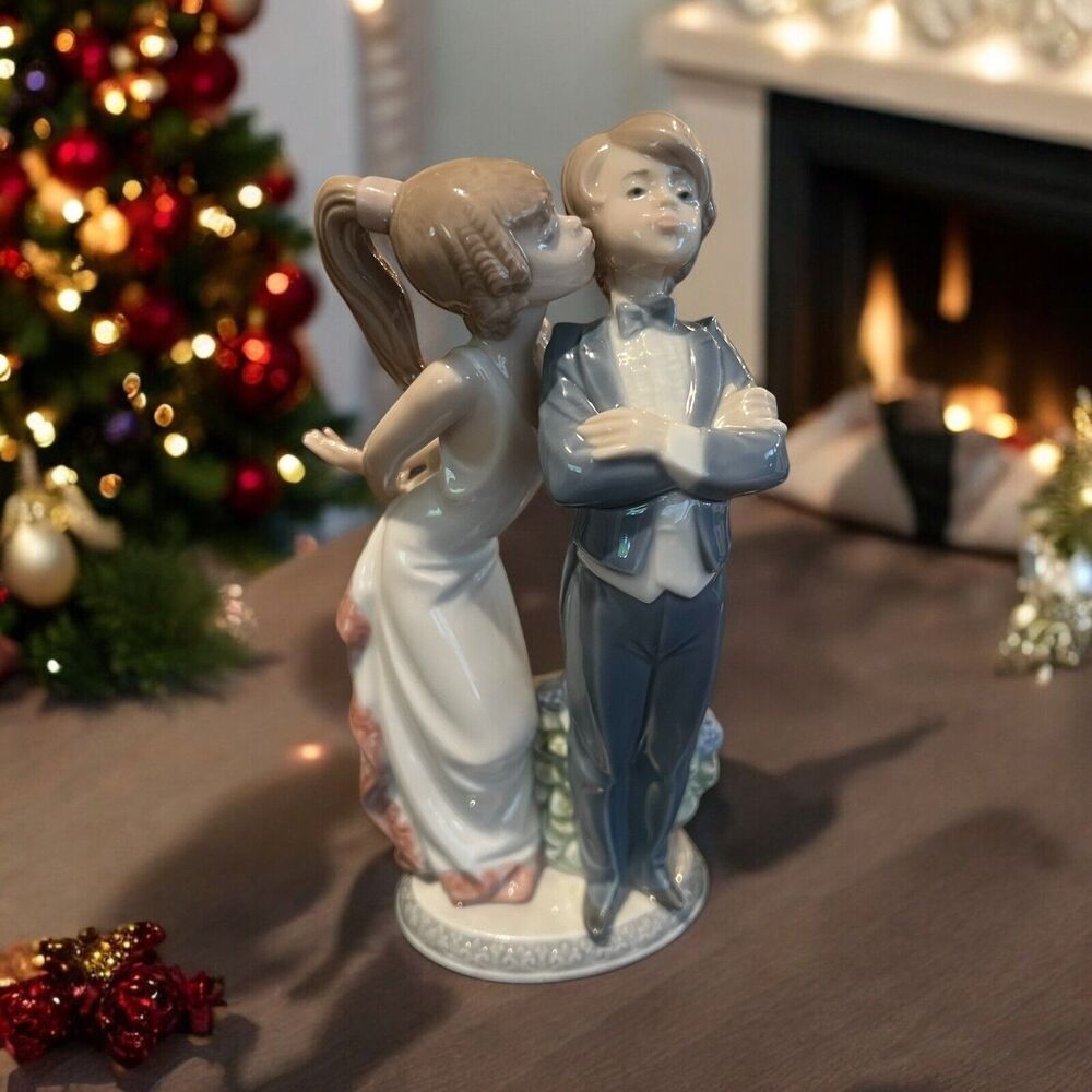 Lladro Lets Make Up #5555 Retired Figurine Glossy Finish Mint IOB Spain
